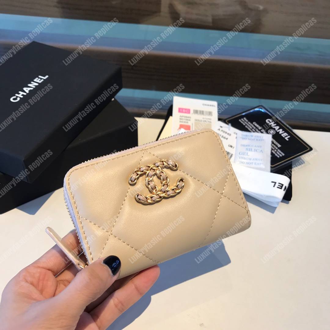 Ch*el 19 zipped coin purse light beige