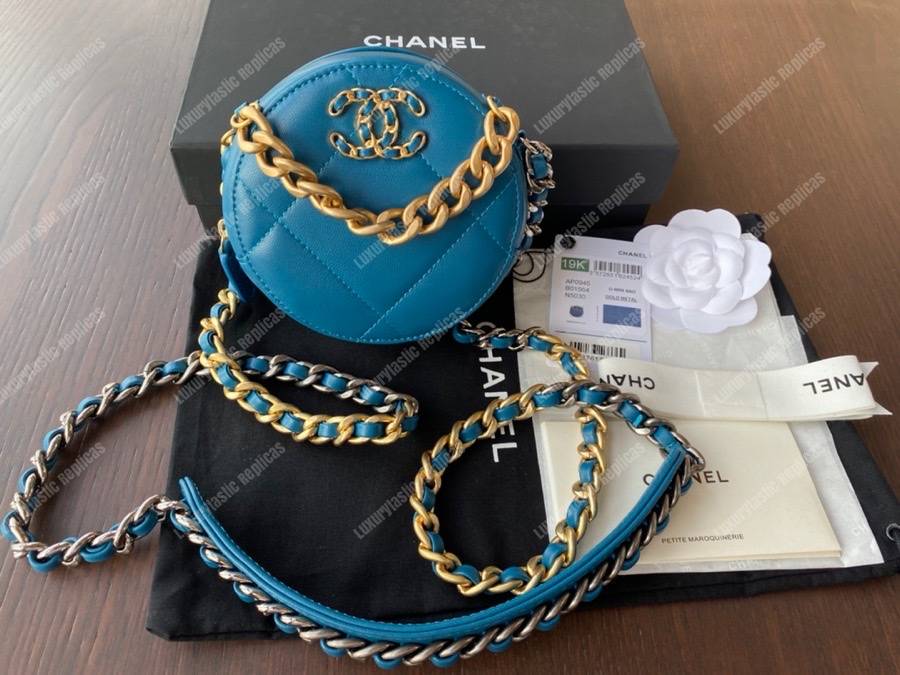 Ch*el 19 clutch with chain blue