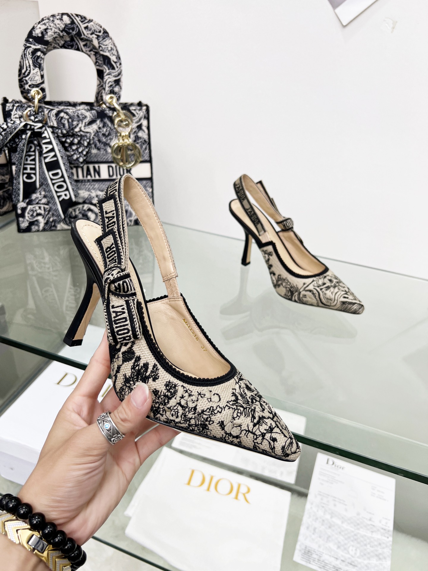 D*or j’aD*or slingback pump black and beige kdp762grb